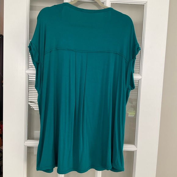 Tahari Vneck top NWOT - Picture 2 of 3